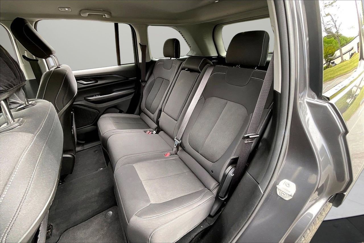 Used 2023 Jeep Grand Cherokee Laredo image 22