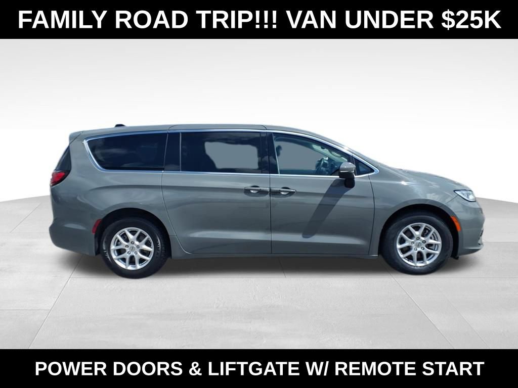 Used 2023 Chrysler Pacifica Touring-L FWD image 9