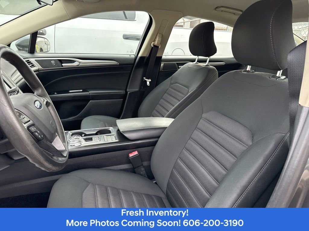 Used 2017 Ford Fusion SE w/ Fusion SE Technology Package image 9