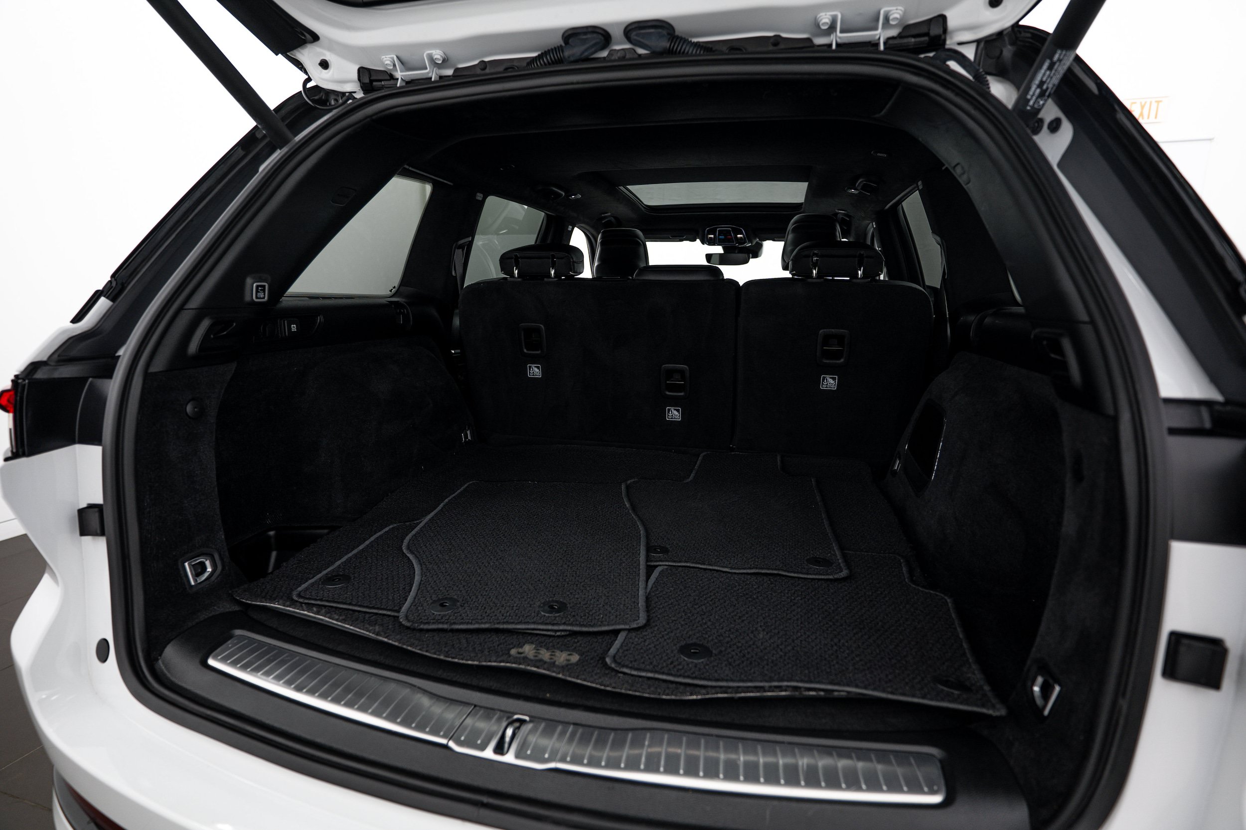 Used 2025 Jeep Grand Cherokee Summit AWD/4WD image 21