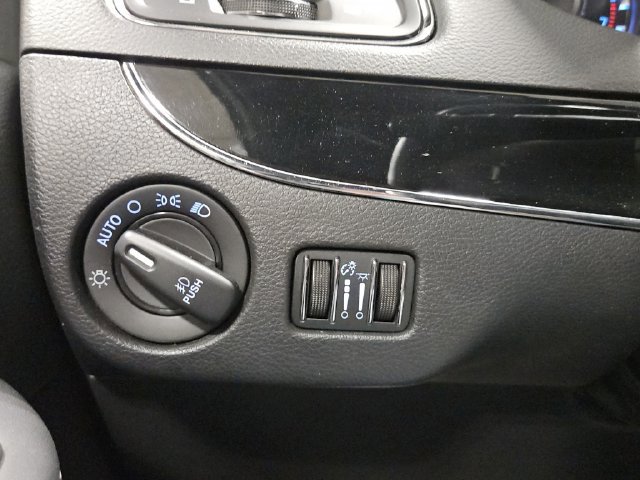 Used 2015 Chrysler Town & Country S FWD image 38