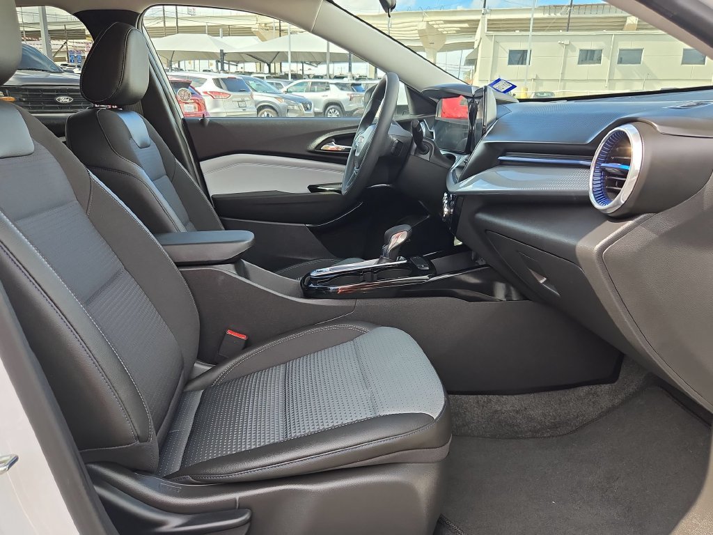 Used 2026 Chevrolet Trax LT FWD image 32