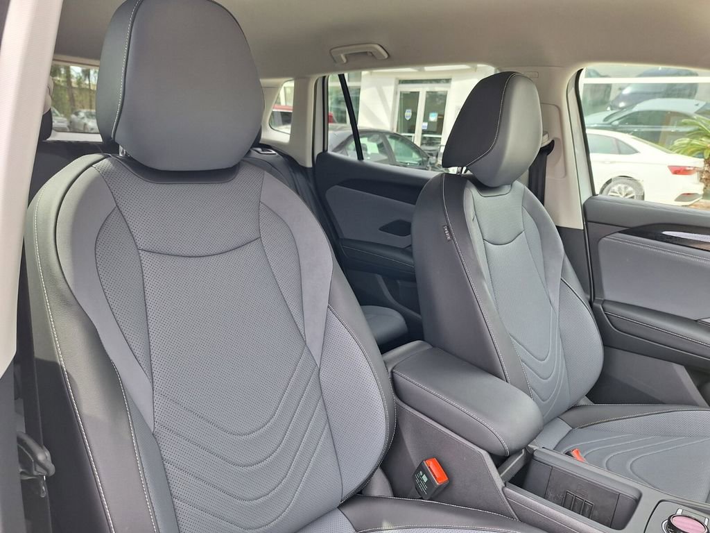 Used 2025 Volkswagen Tiguan SE FWD image 28