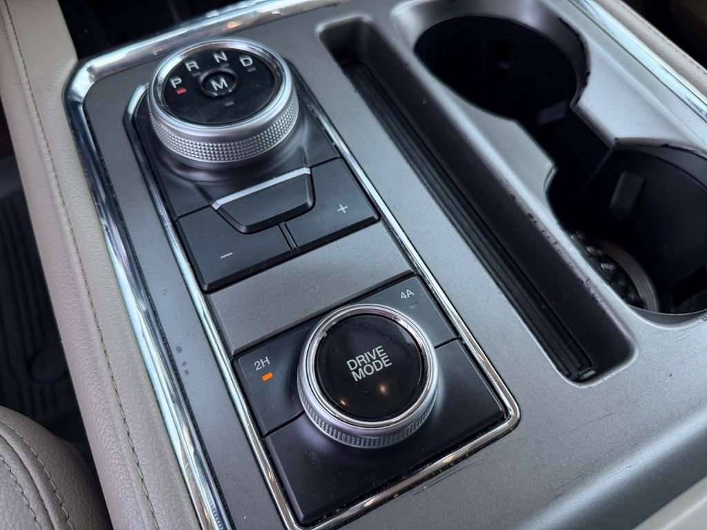 Used 2019 Ford Expedition XLT w/ Equipment Group 202A AWD/4WD image 16