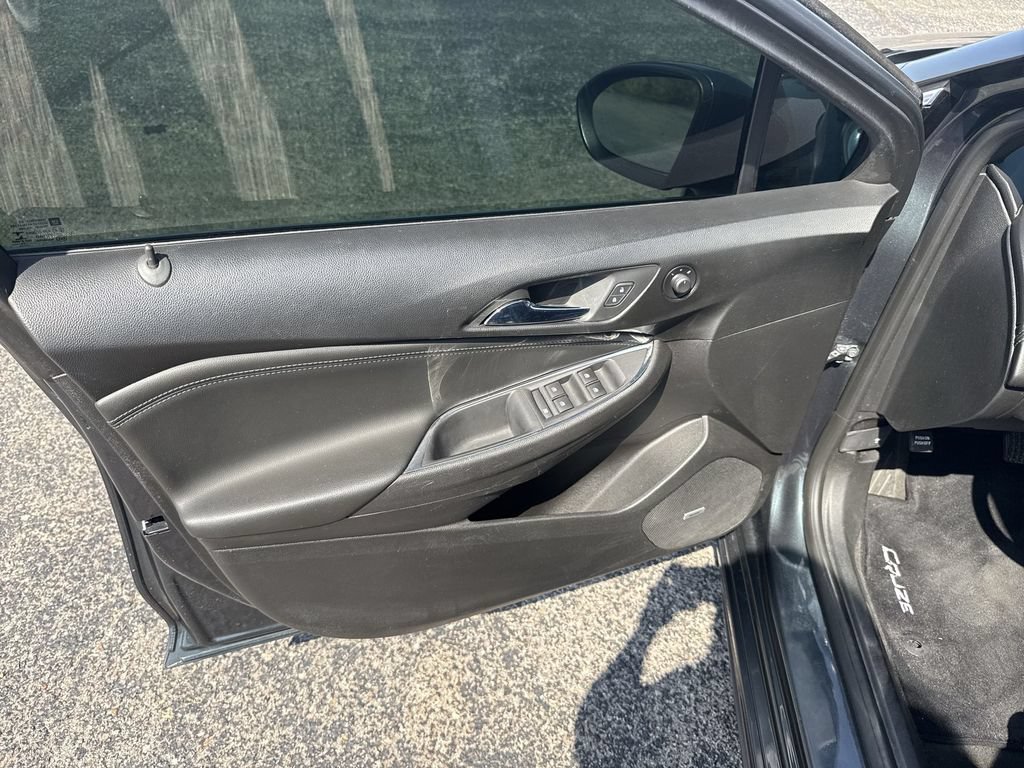 Certified 2017 Chevrolet Cruze Premier FWD image 29