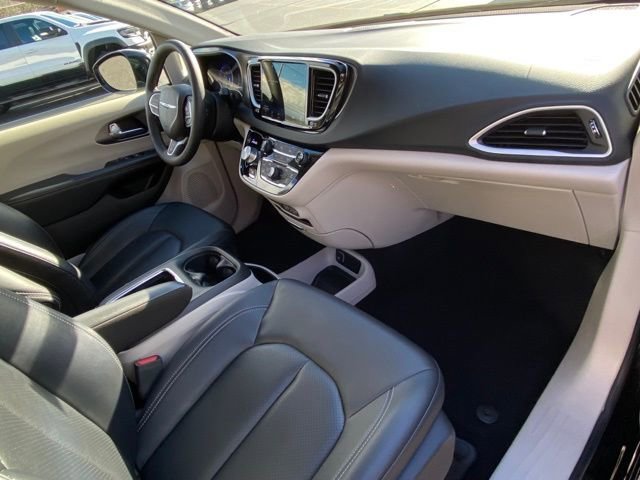 Used 2024 Chrysler Pacifica Touring-L image 22