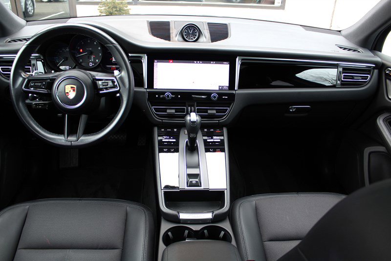Used 2022 Porsche Macan AWD/4WD image 23
