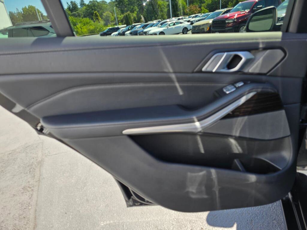 Used 2023 BMW X7 xDrive40i image 38