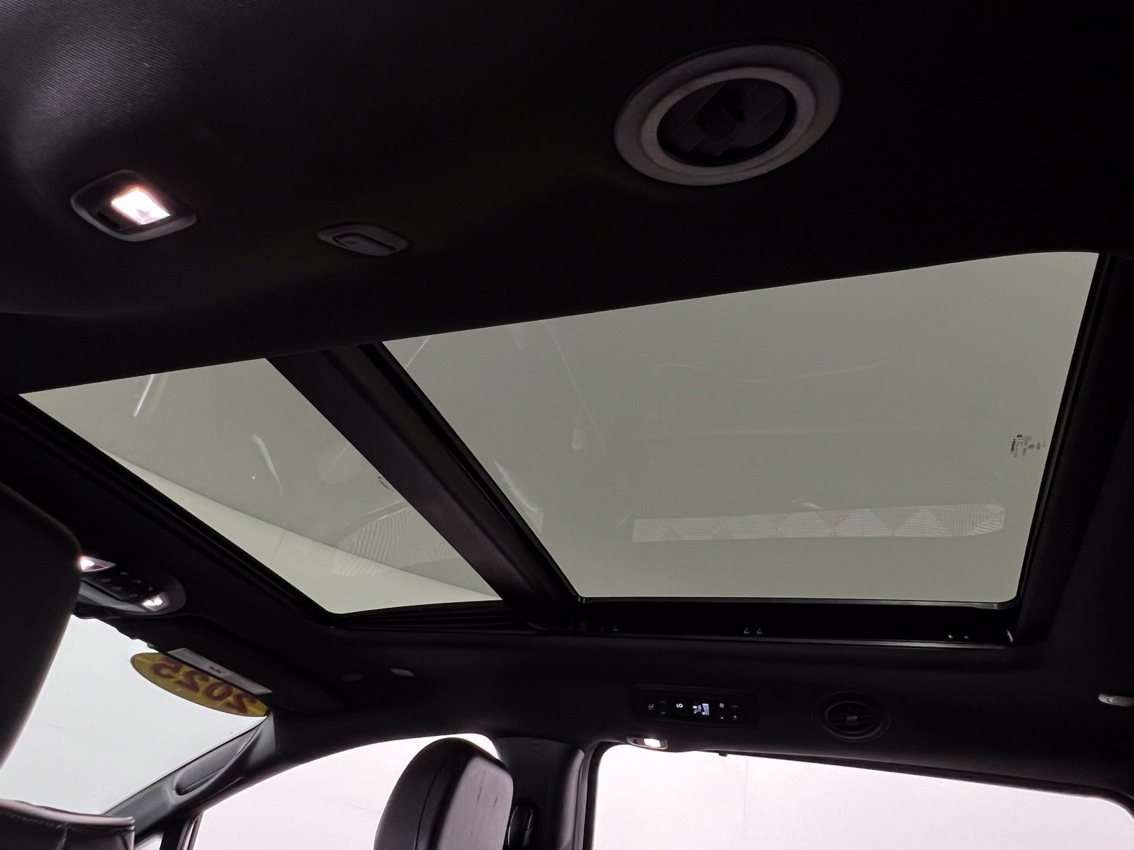 Used 2025 Chrysler Pacifica Limited FWD image 28