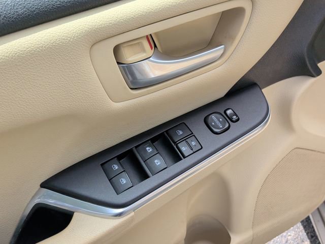 Used 2016 Toyota Camry LE w/ Moonroof Package FWD image 13