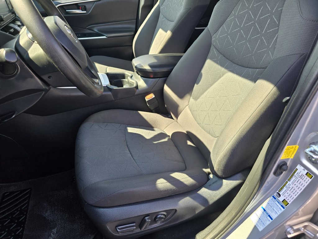 Used 2020 Toyota RAV4 XLE AWD/4WD image 18