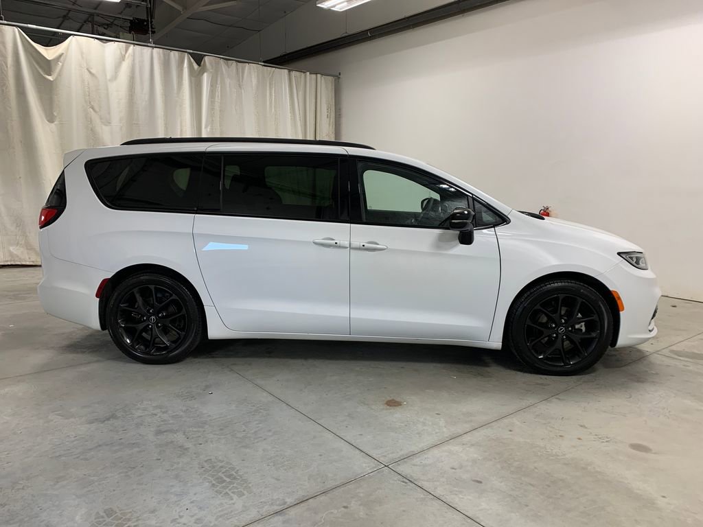 Used 2026 Chrysler Pacifica Limited w/ S Appearance Package FWD image 14