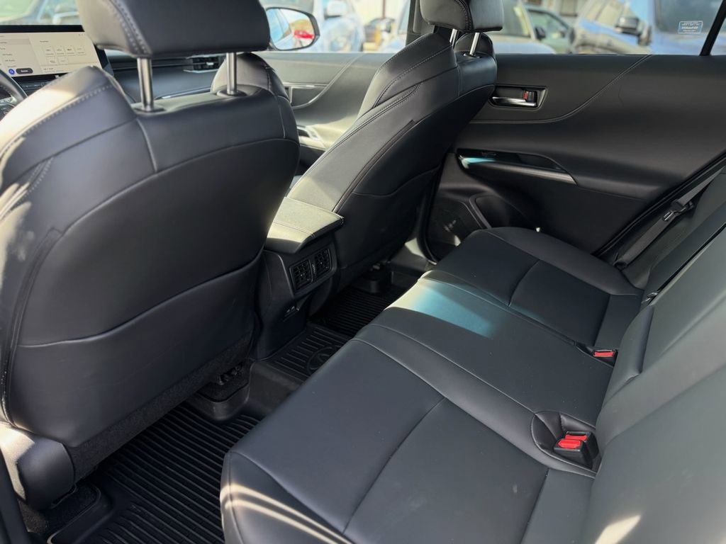 Used 2024 Toyota Venza XLE image 16