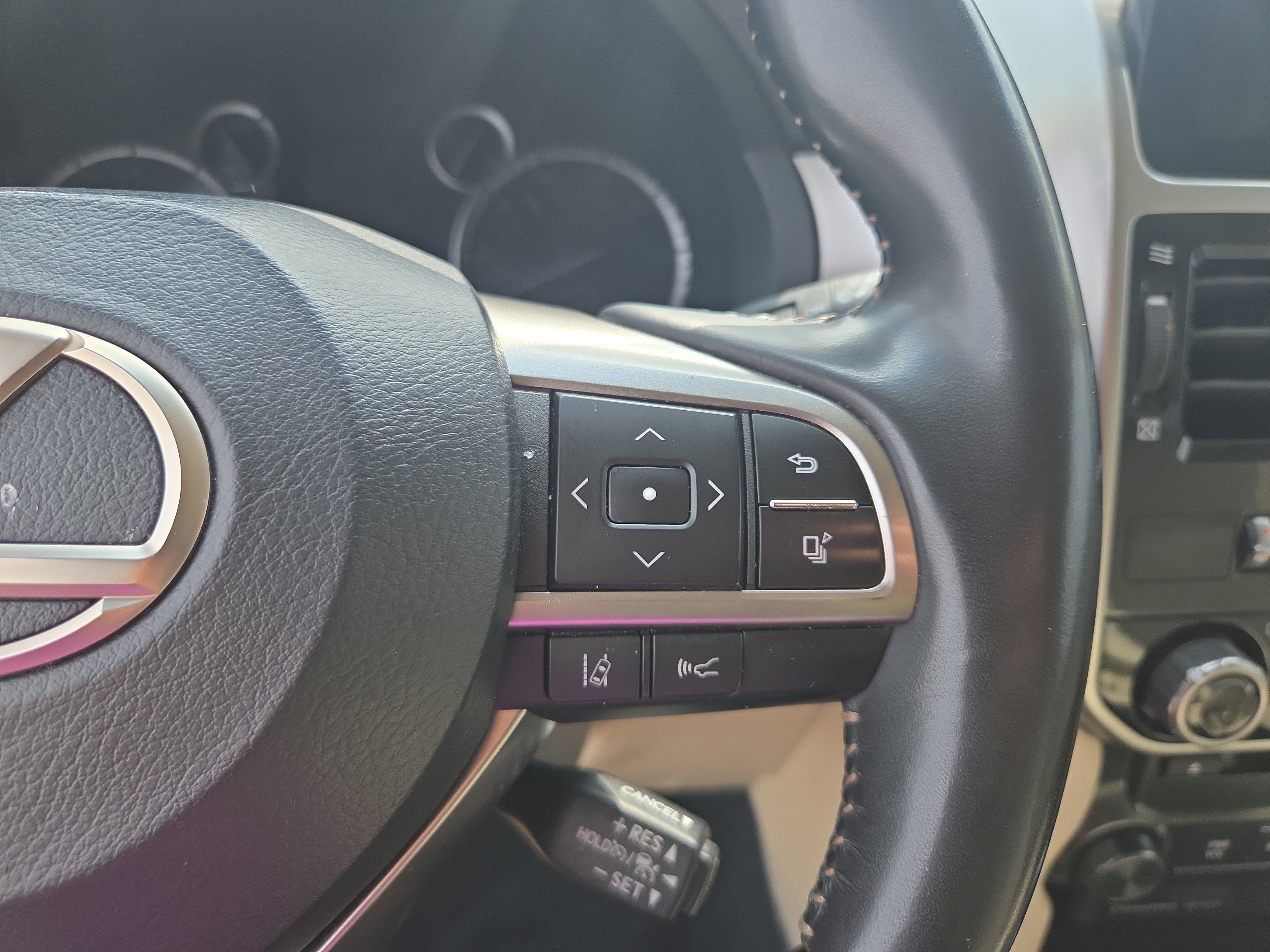 Used 2023 Lexus GX 460 Luxury w/ Sport Design Package AWD/4WD image 12