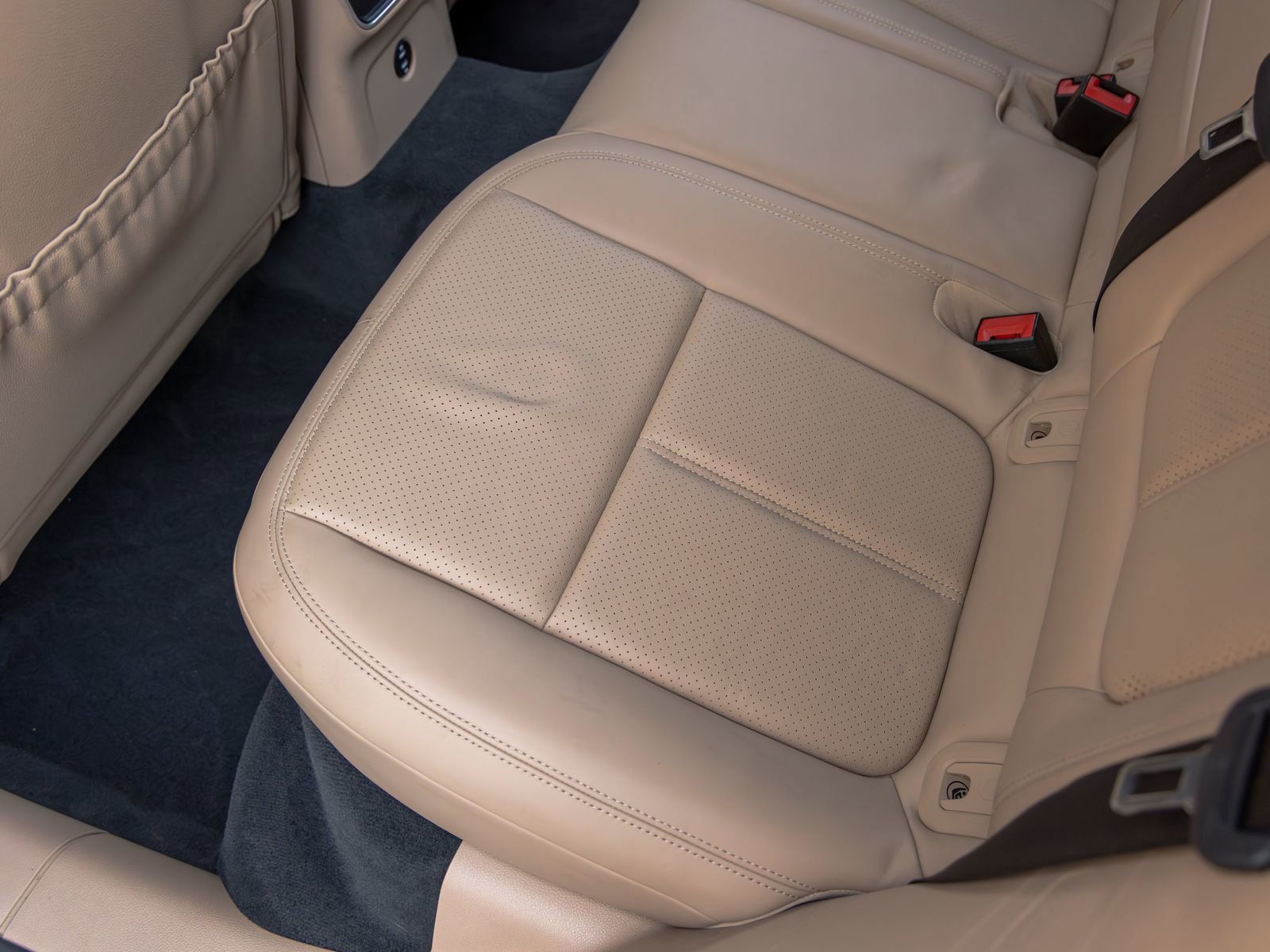 Certified 2020 Porsche Macan AWD/4WD image 44