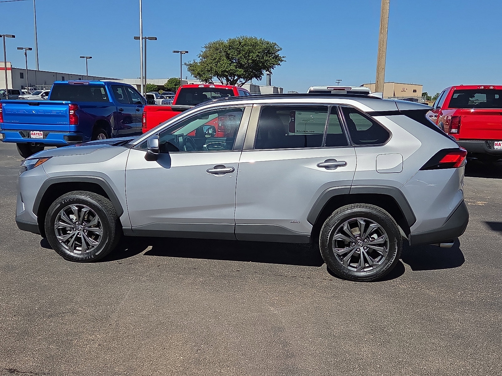 Used 2022 Toyota RAV4 XLE Premium AWD/4WD image 2