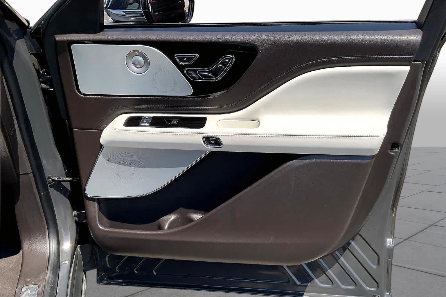 Used 2020 Lincoln Aviator Black Label Grand Touring w/ Class IV Trailer Tow Package AWD/4WD image 22