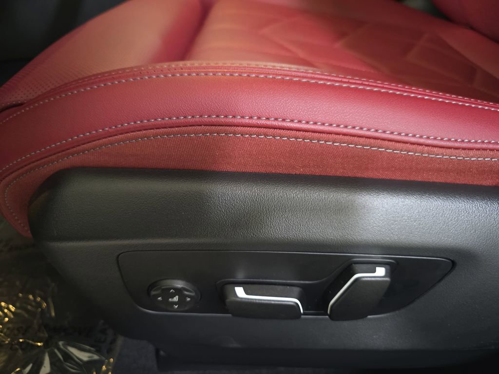 Used 2025 BMW i5 eDrive40i w/ Premium Package image 28