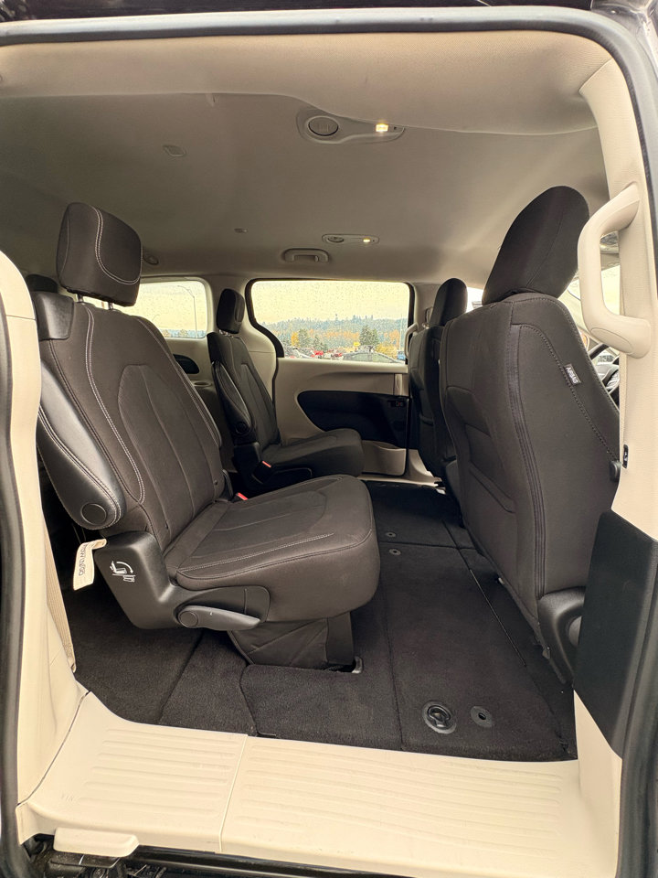 Used 2022 Chrysler Voyager LX image 22