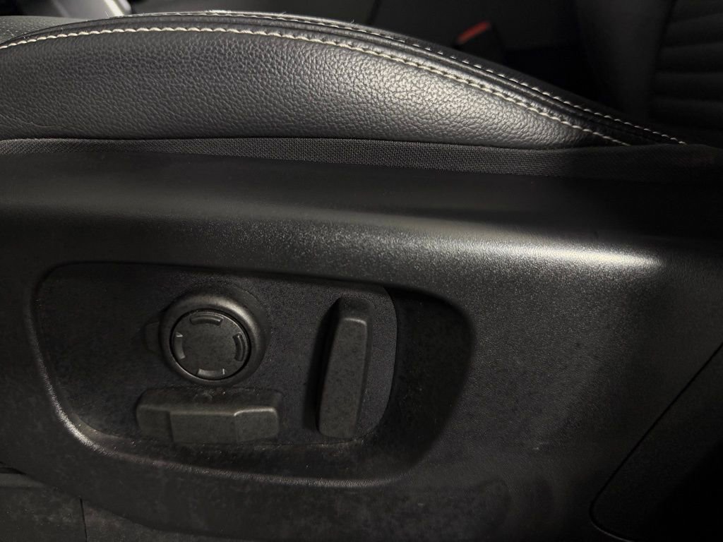 Used 2024 Land Rover Discovery S image 23