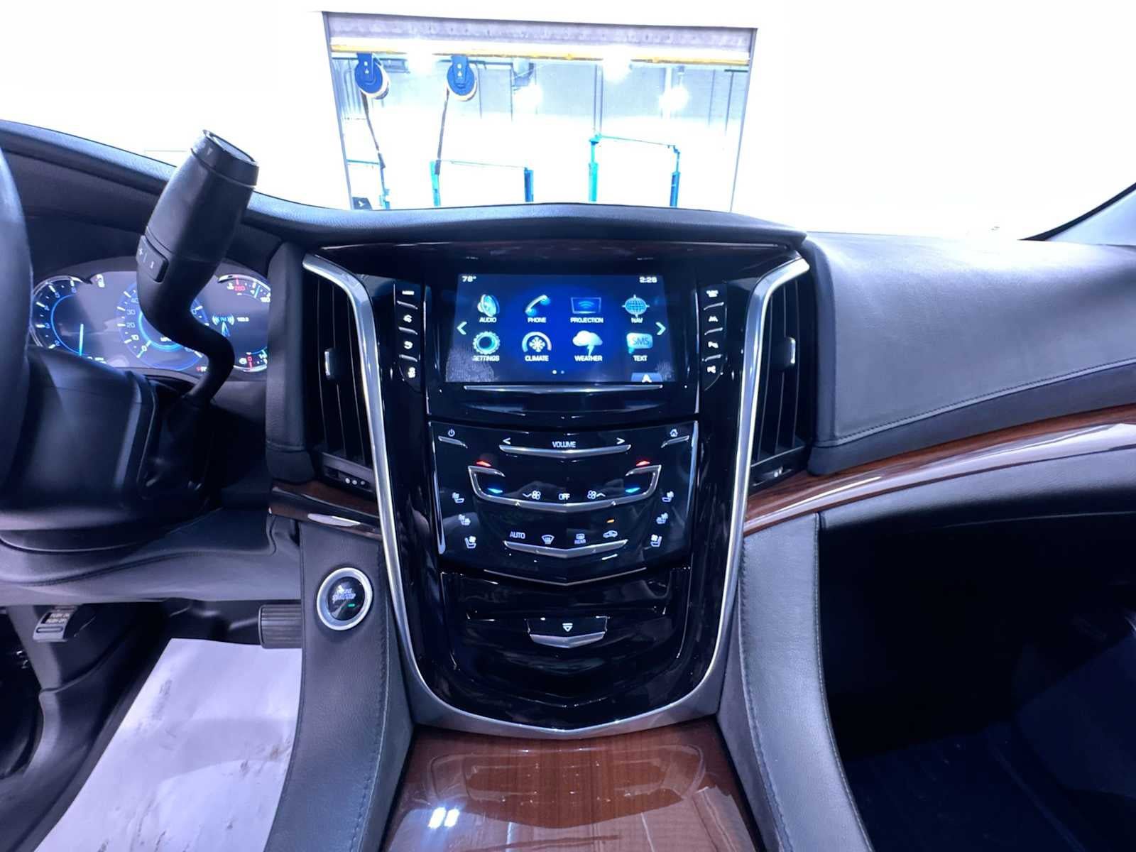 Used 2018 Cadillac Escalade Luxury AWD/4WD image 22