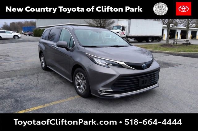 Used 2021 Toyota Sienna XLE FWD image 1