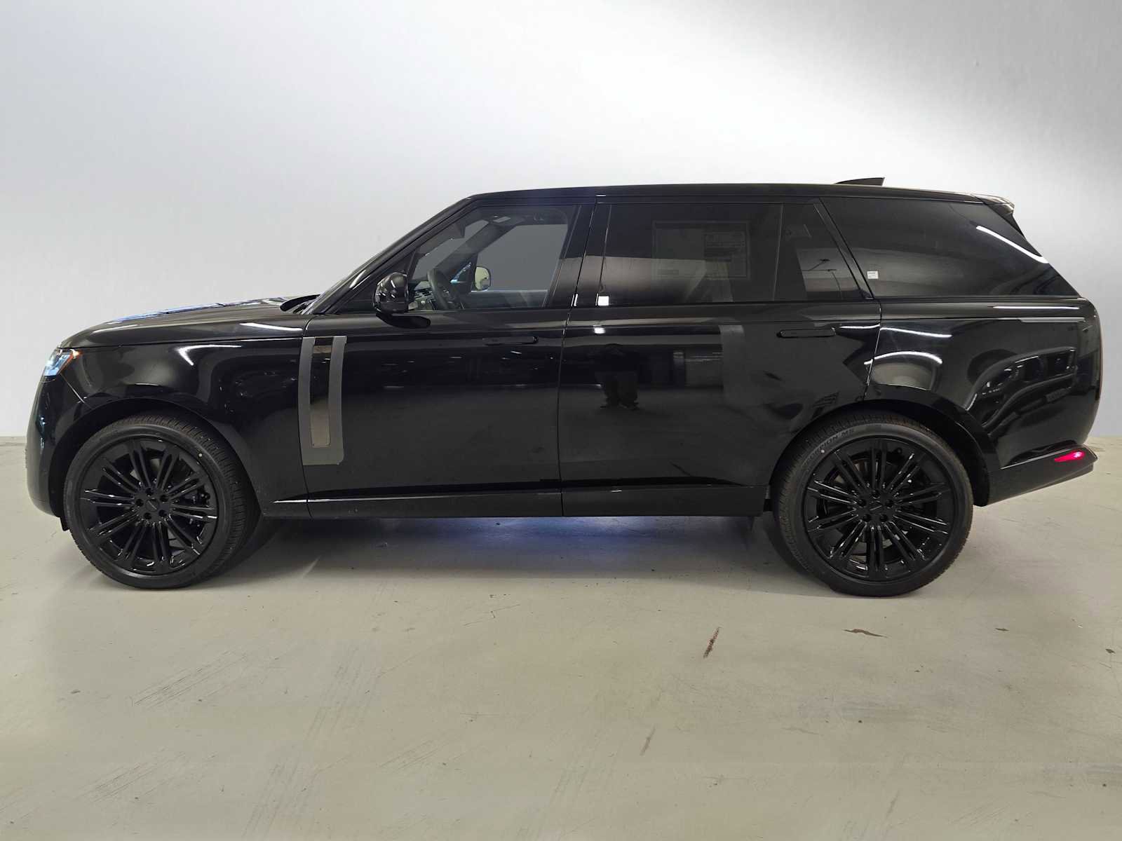 New 2026 Land Rover Range Rover SV image 2