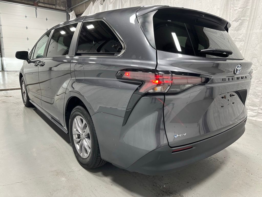 Used 2025 Toyota Sienna LE image 5