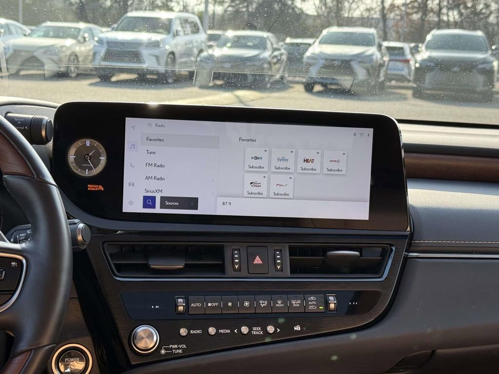 Used 2024 Lexus ES 300h Ultra Luxury image 10