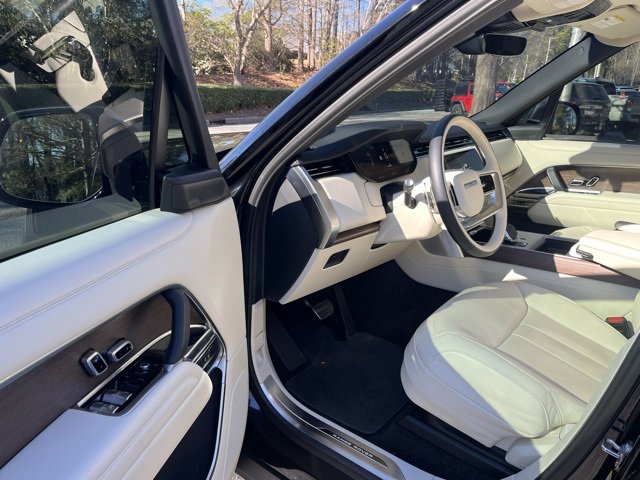 Used 2025 Land Rover Range Rover Long Wheelbase SE image 4