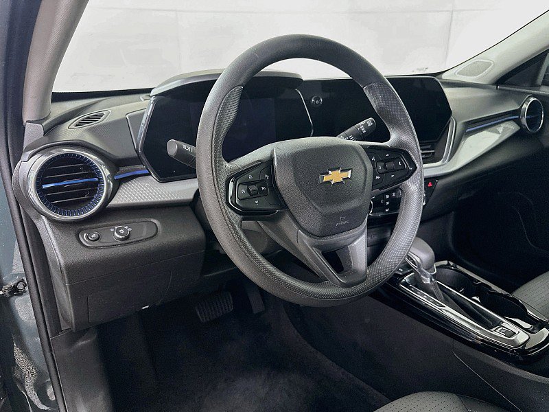 Used 2025 Chevrolet Trax LT FWD image 9