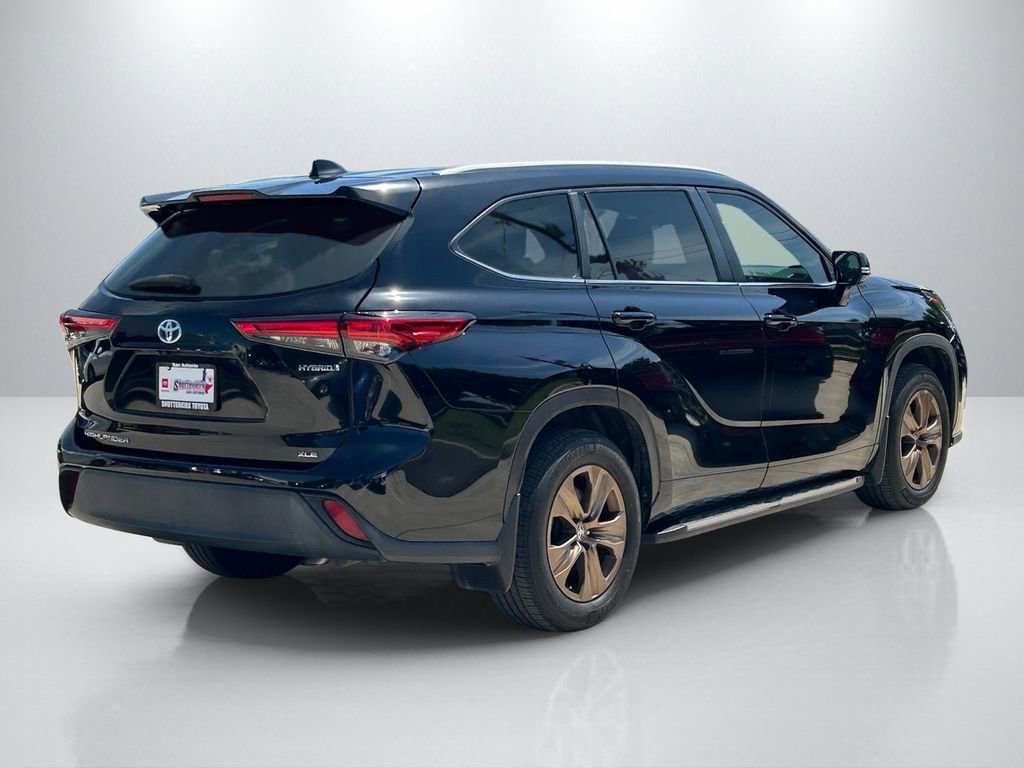 Used 2023 Toyota Highlander Bronze Edition FWD image 5