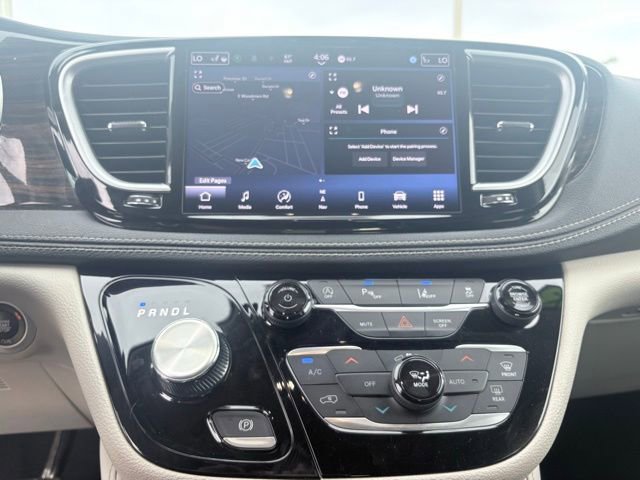 Used 2023 Chrysler Pacifica Limited image 17