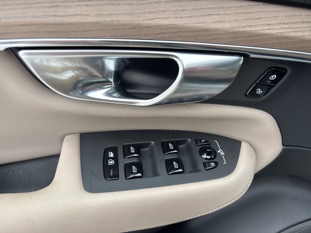 Certified 2025 Volvo XC90 B6 Plus image 18