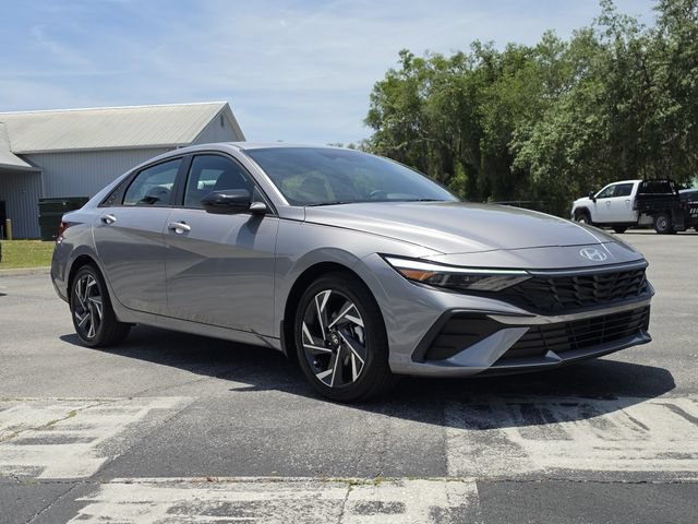 Used 2025 Hyundai Elantra Sport FWD image 2