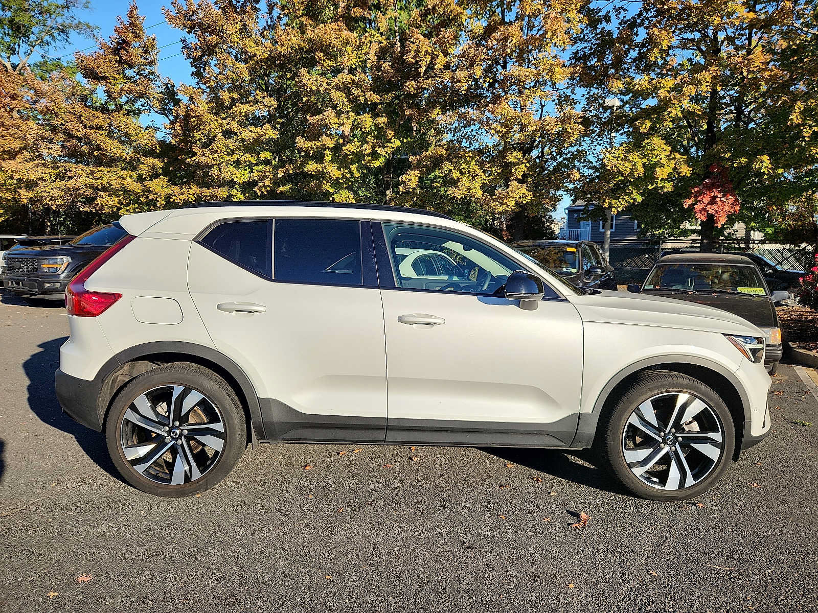 Certified 2024 Volvo XC40 B5 Plus w/ Protection Package Premier AWD/4WD image 7