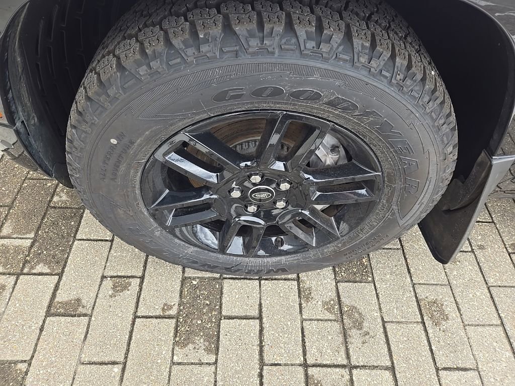 Used 2023 Land Rover Defender 90 X-Dynamic SE image 10