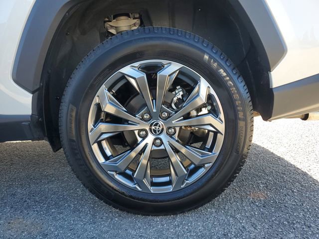Used 2022 Toyota RAV4 XLE Premium image 11