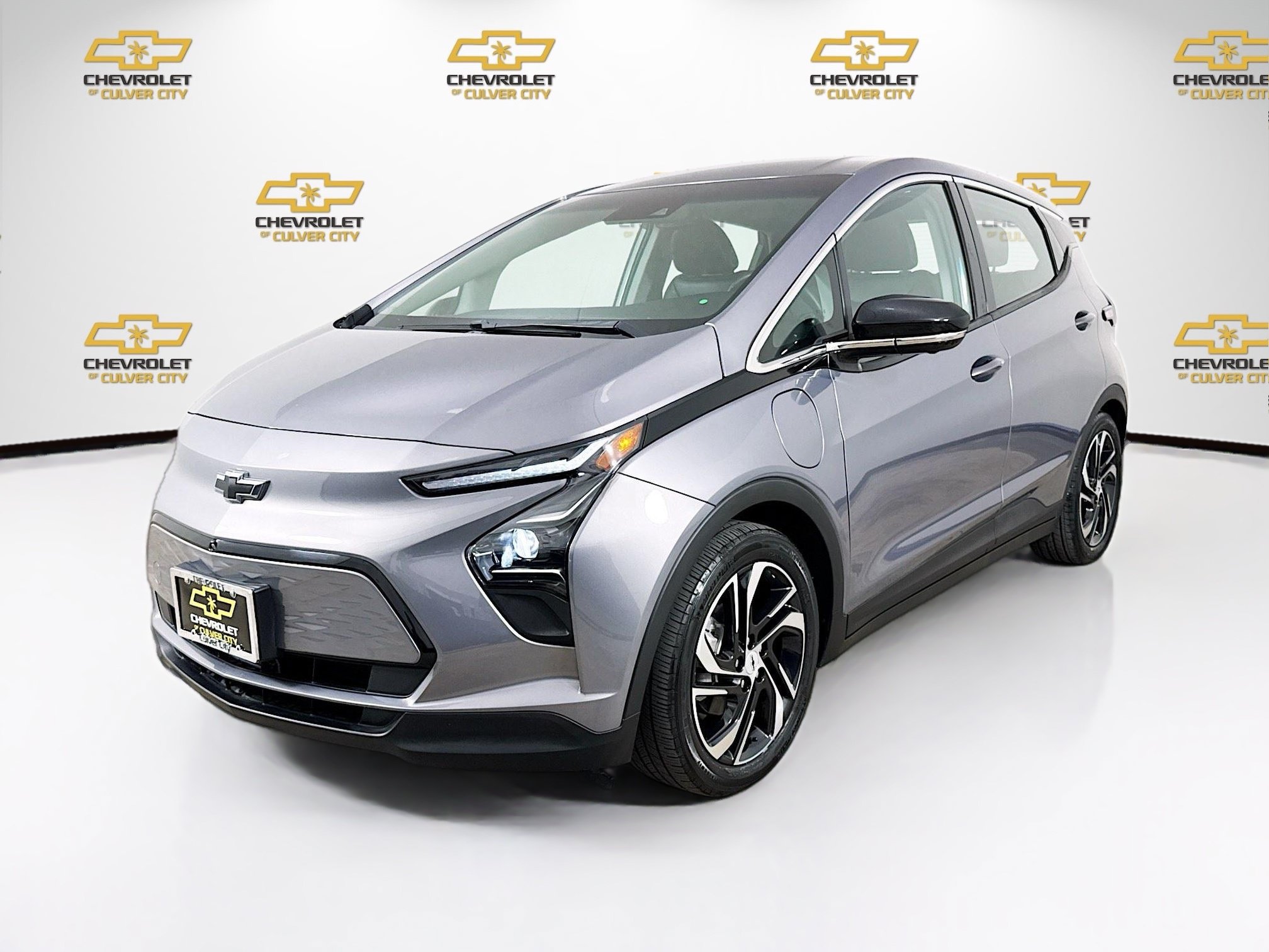 Used 2023 Chevrolet Bolt LT w/ Infotainment Package FWD image 3