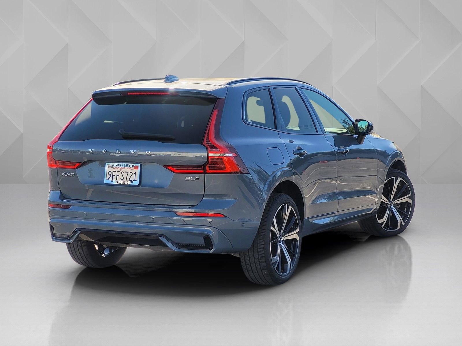 Certified 2023 Volvo XC60 B5 Ultimate AWD/4WD image 6