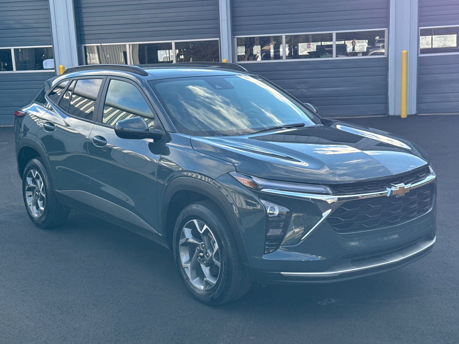 Used 2025 Chevrolet Trax LT FWD image 3