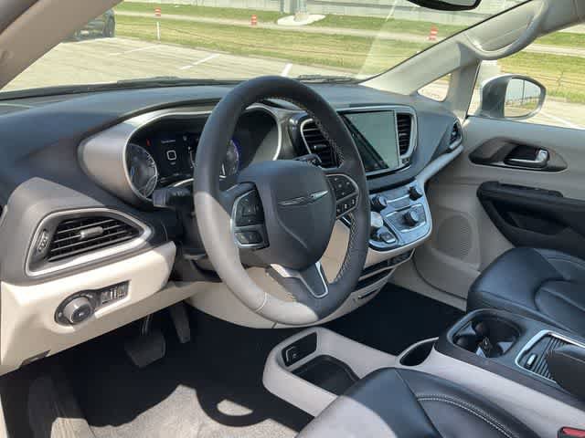 Used 2023 Chrysler Pacifica Touring-L FWD image 10