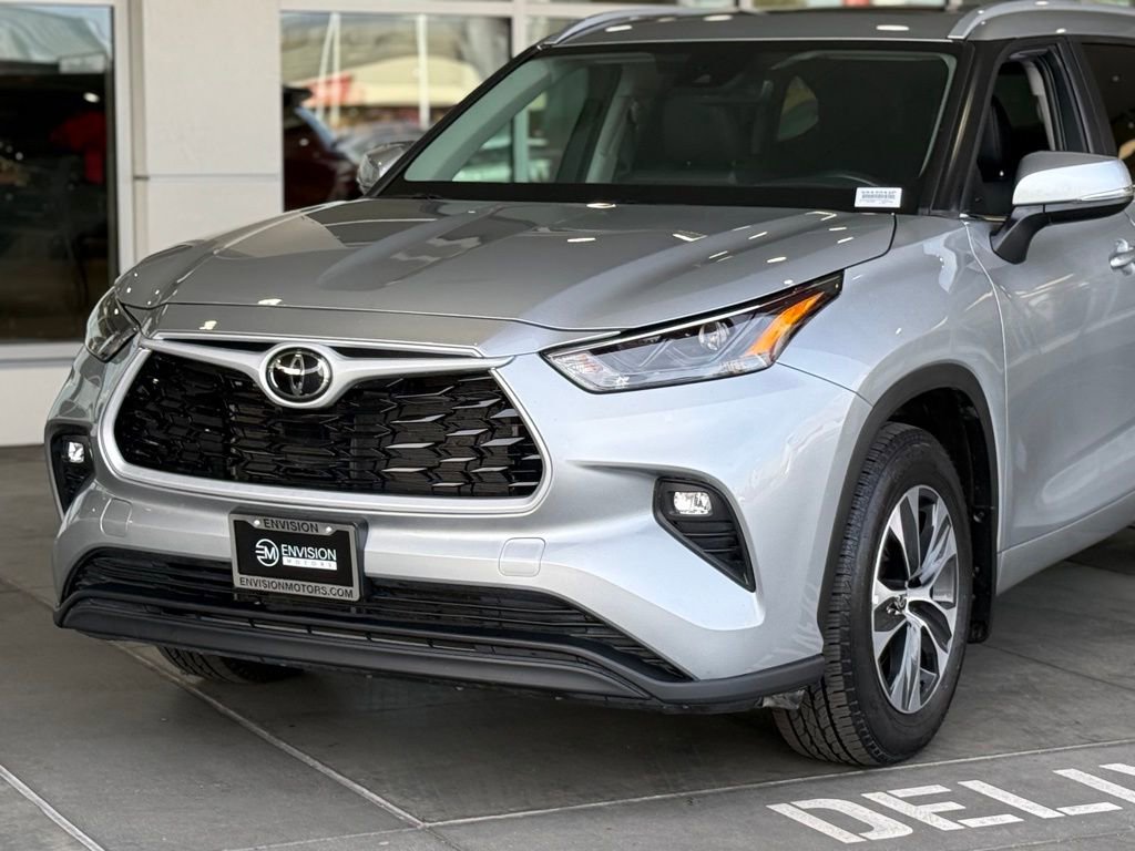Used 2024 Toyota Highlander XLE AWD/4WD image 3