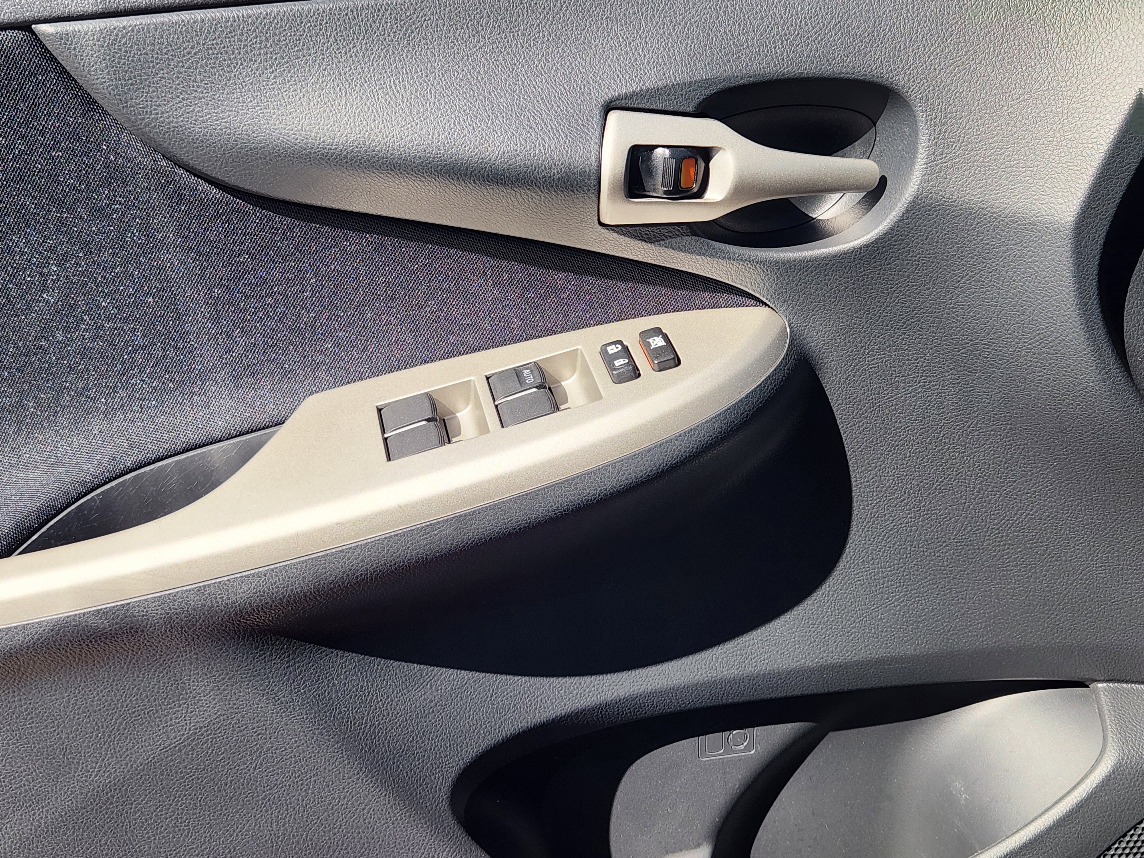 Used 2012 Toyota Corolla S image 24