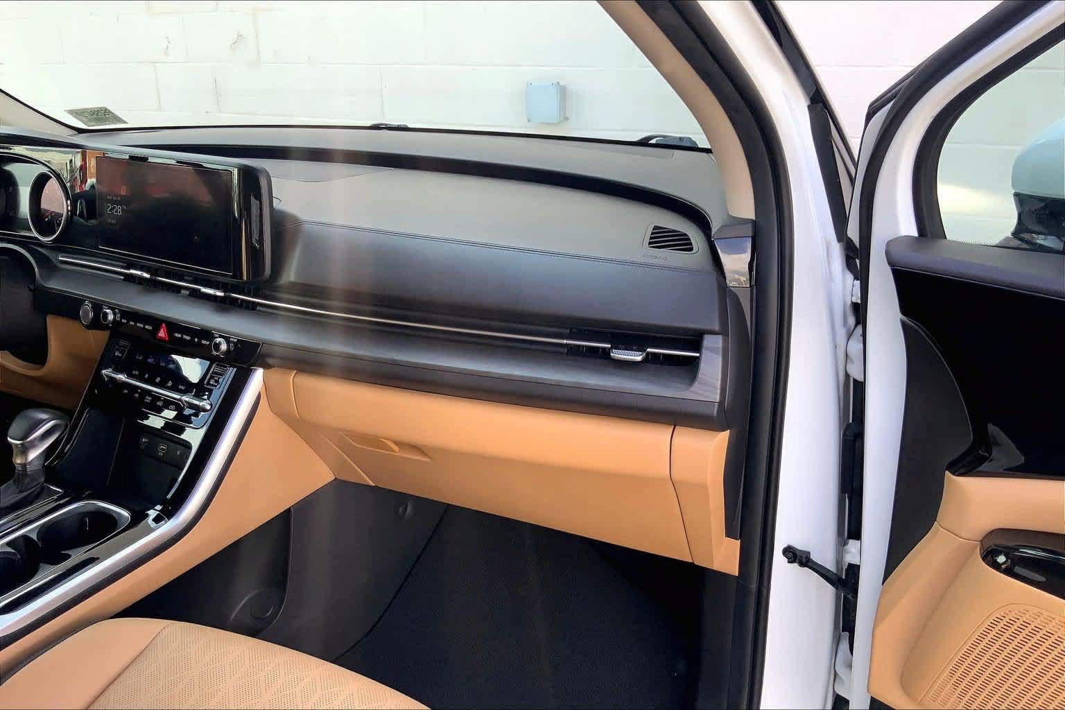 Used 2023 Kia Carnival EX FWD image 23