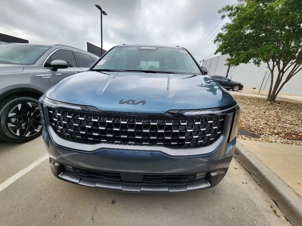 Used 2025 Kia Carnival SX Prestige image 2