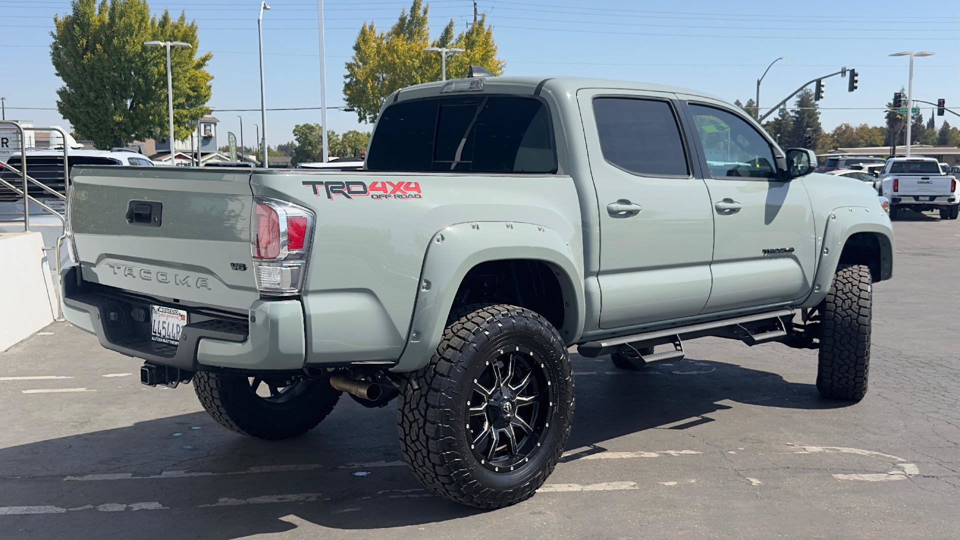 Used 2023 Toyota Tacoma TRD Off-Road w/ TRD Premium Off Road Package AWD/4WD image 4