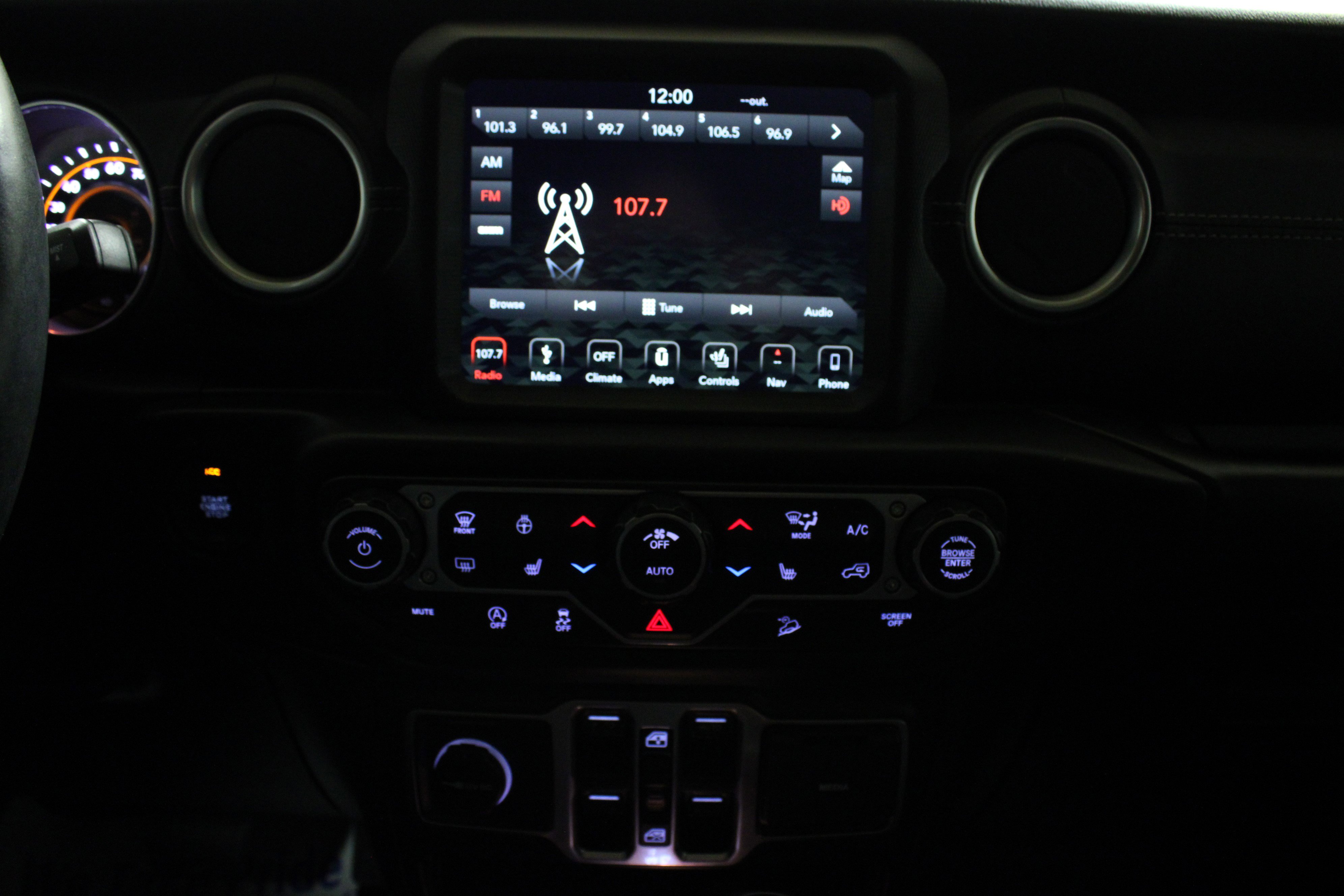 Used 2018 Jeep Wrangler Unlimited Sahara image 22