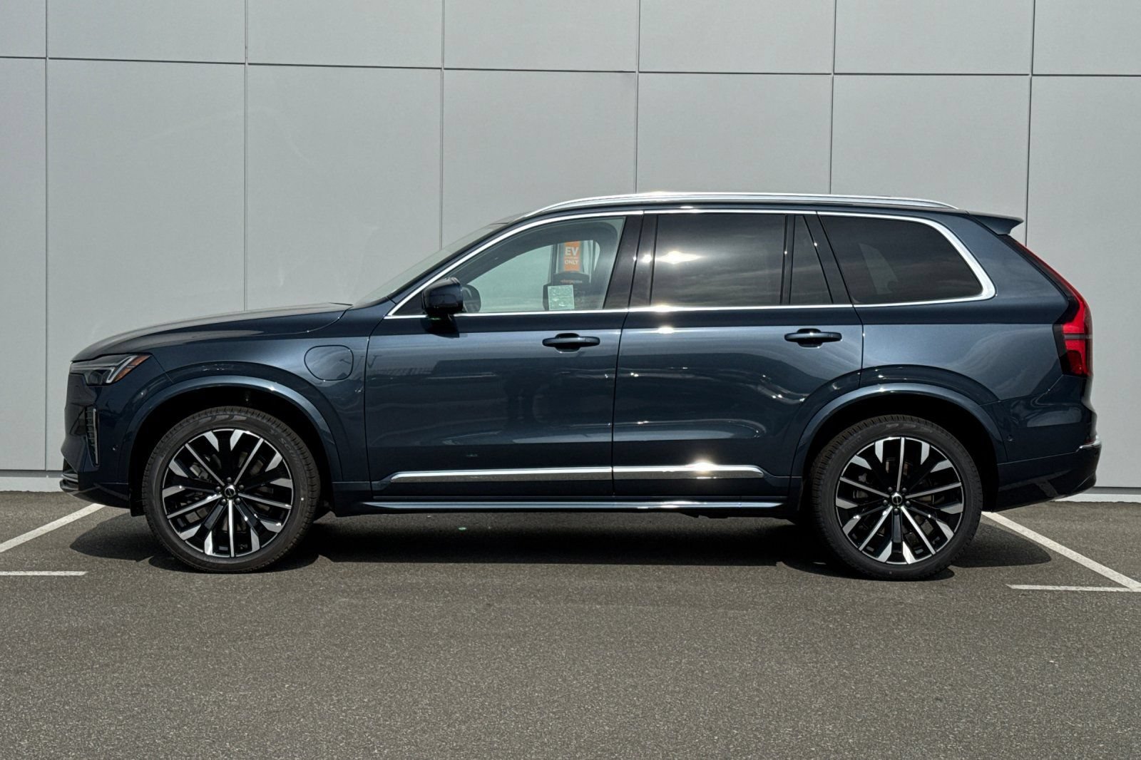 New 2026 Volvo XC90 T8 Ultra w/ Protection Package AWD/4WD image 2