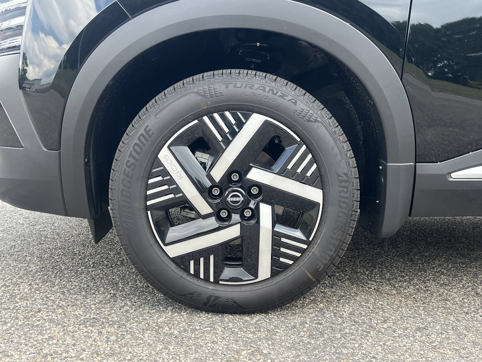 New 2026 Nissan Kicks SV w/ Charging Package FWD image 24
